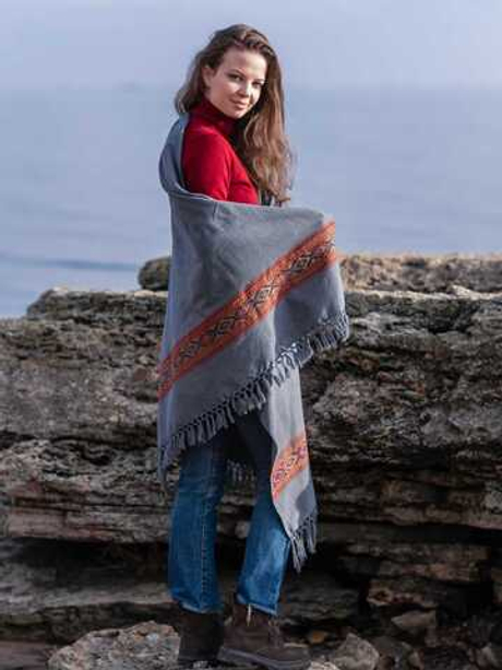 Шерстяной палантин с вышивкой