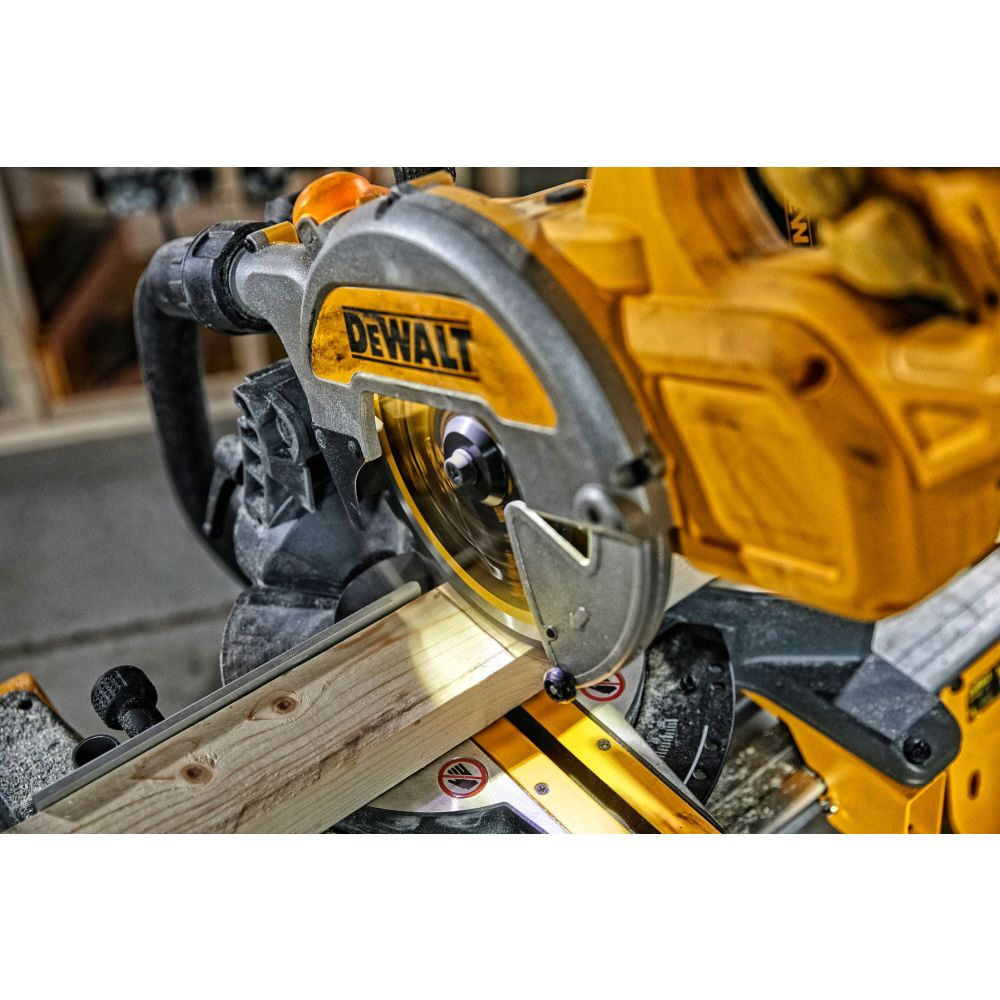 Аккумуляторная торцовочная пила DeWalt DCS777N (без акк, без з/у)