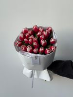 Букет из 25-ти красно-белых тюльпанов