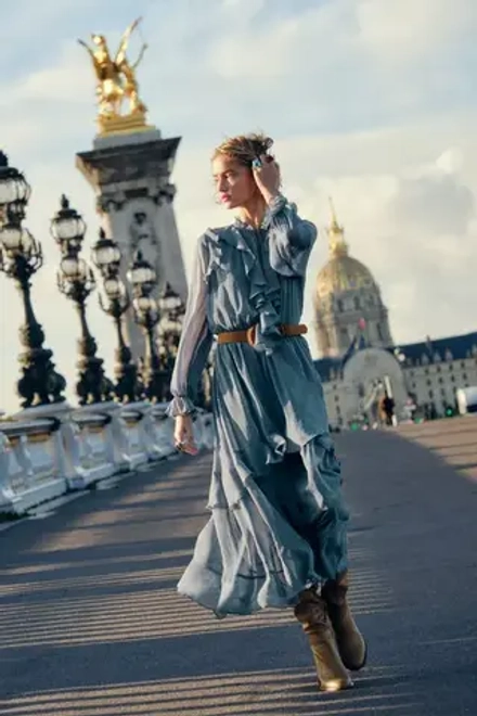 ZARA ДЛИННОЕ ПЛАТЬЕ С ВОЛАНАМИ И РЕМНЕМ, СЕРО-СИНИЙ