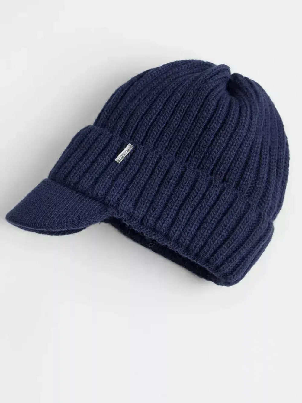 Шапка для мальчика с козырьком на осень