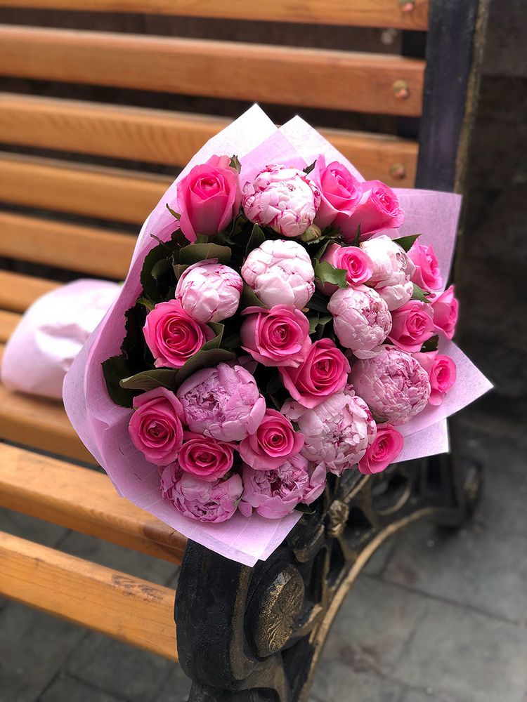 Букет из пионов и розовых роз