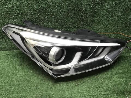 Битая Фара правая Hyundai Santa Fe 3 15-18 Ксенон