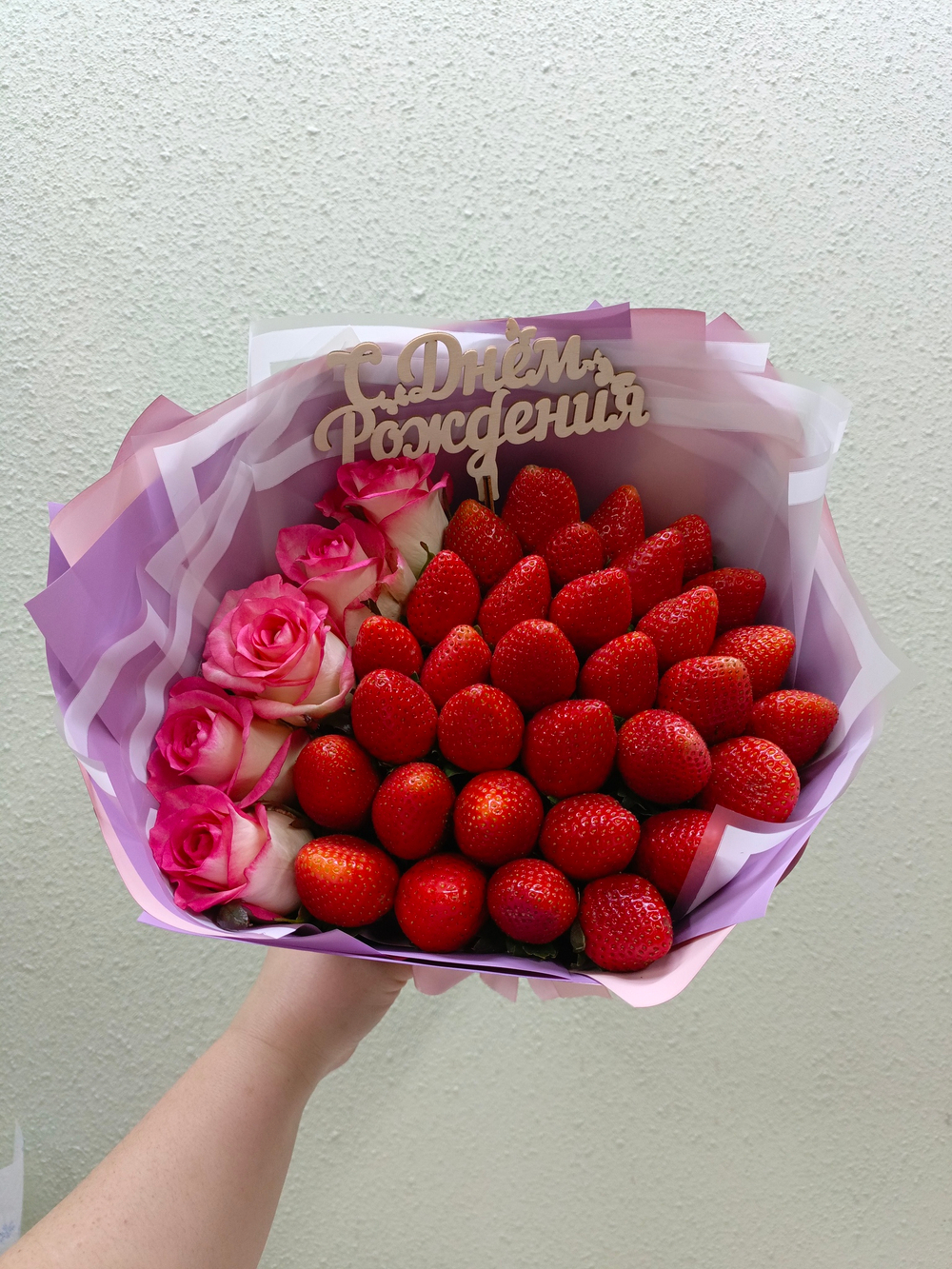 Букет из клубники и роз