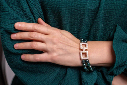 Браслет "Эмили" зеленый жемчуг с золотой застежкой из кубических микроцирконов