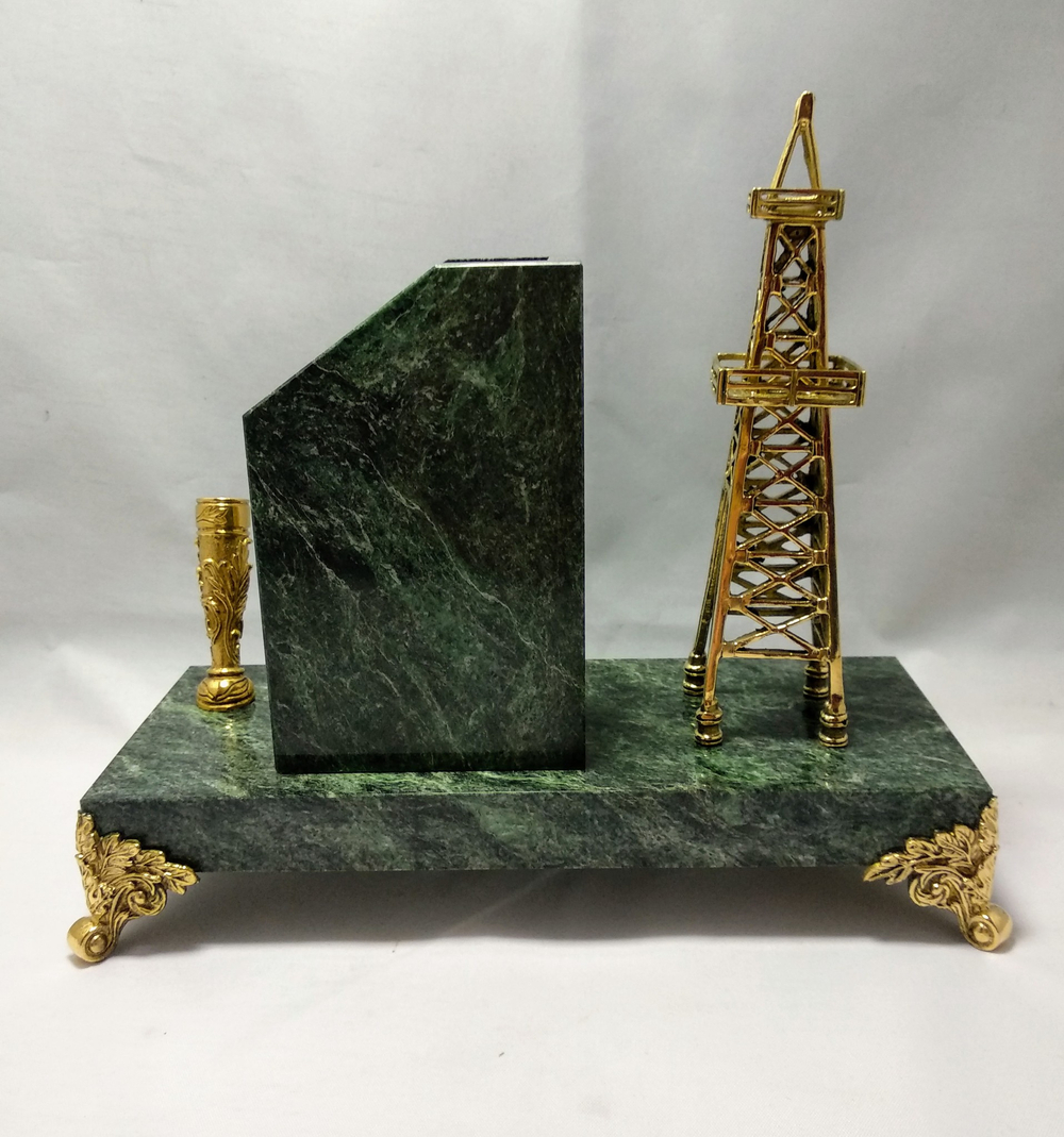 Сувенир "Нефтяная вышка с визитницей и местом под ручку"