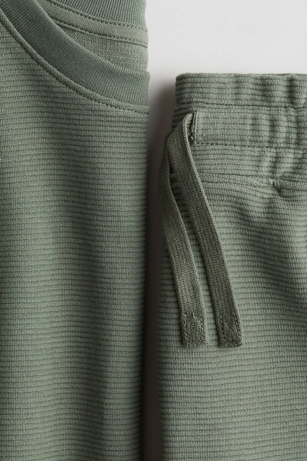 H&M Комплект из футболки и шорт, хаки