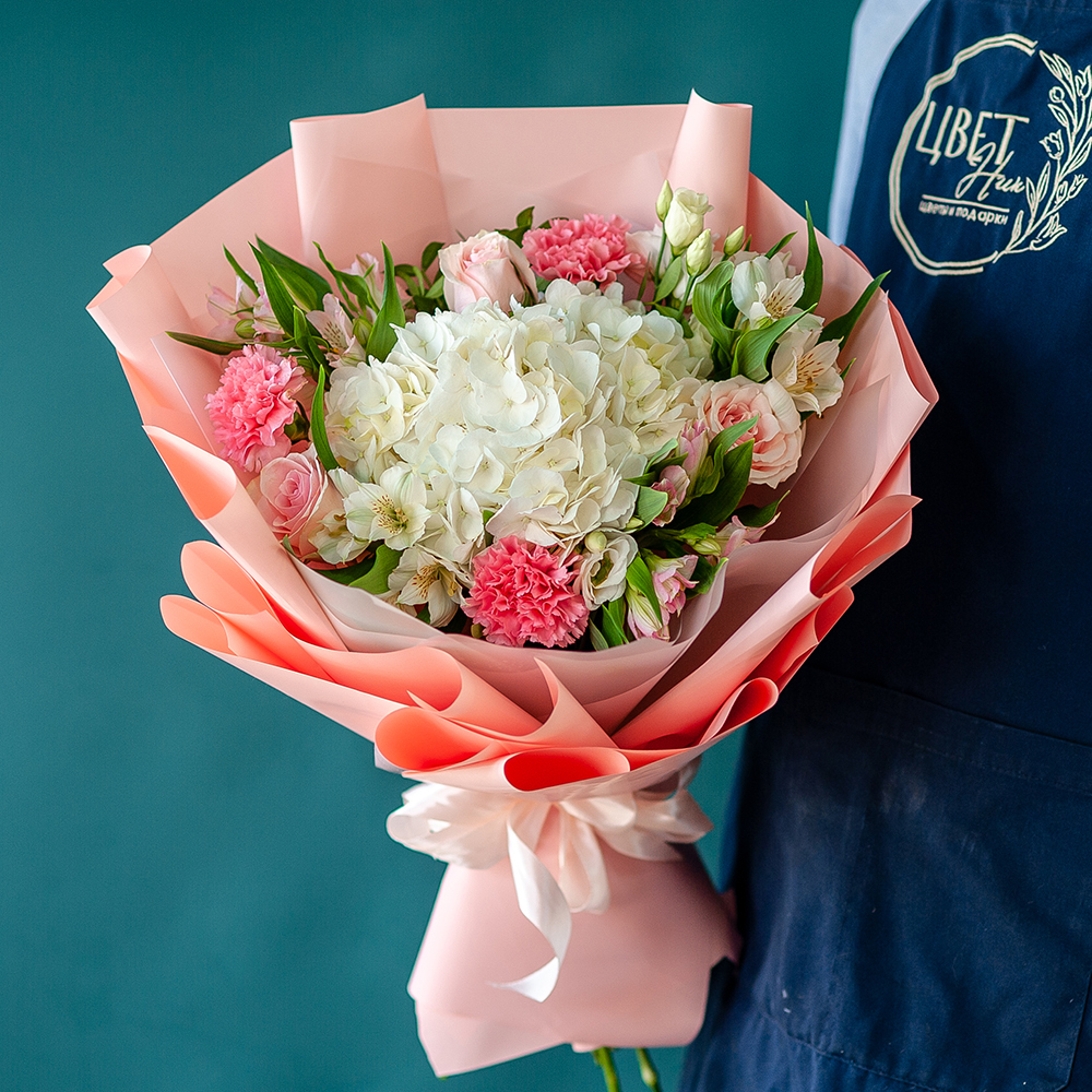 Сборный букет с белой гортензией