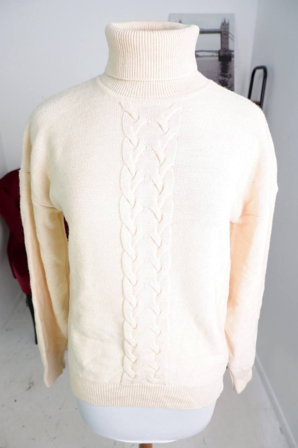 Джемпер Very Neat базового оттенка, маркировка М, визуально на 46 размер