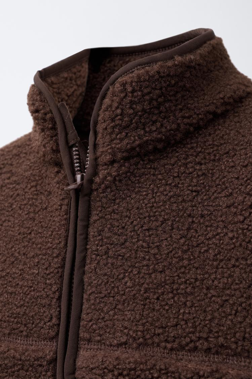 ZARA КУРТКА ИЗ ИСКУССТВЕННОЙ ОВЧИНЫ С ОТОРОЧКОЙ, КОРИЧНЕВЫЙ