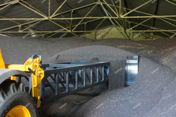 Отвал-буртовщик на фронтальный погрузчик