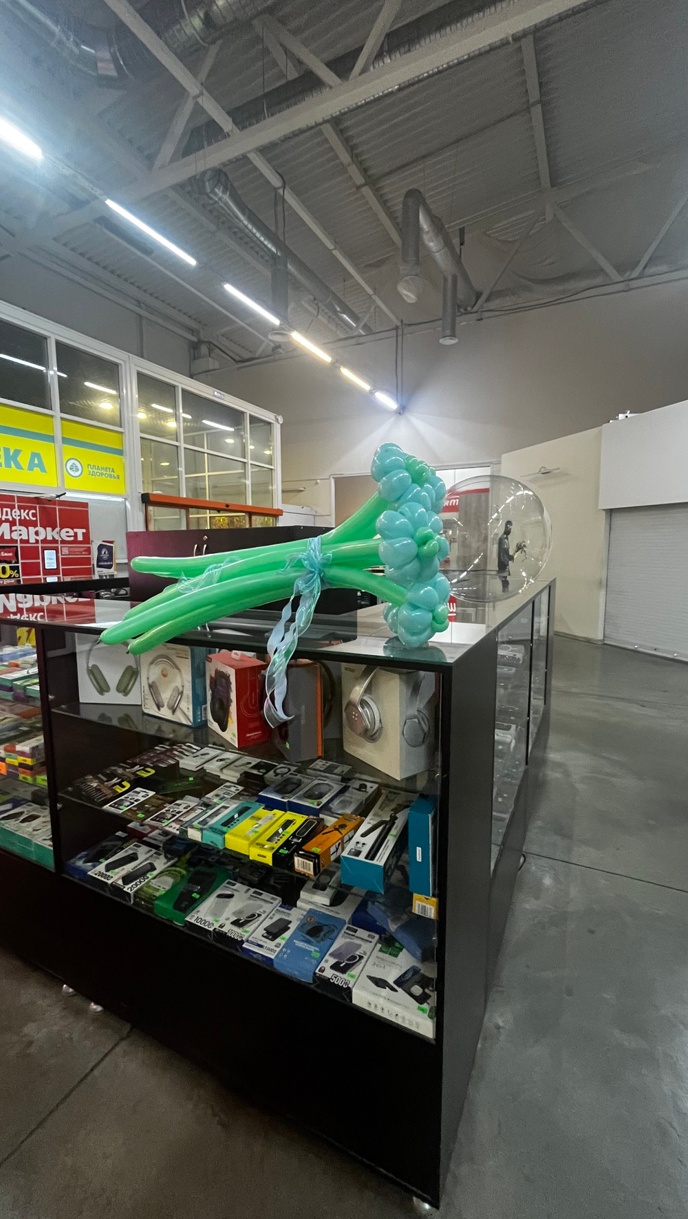 Букет из ромашек с прозрачным шаром Бабл