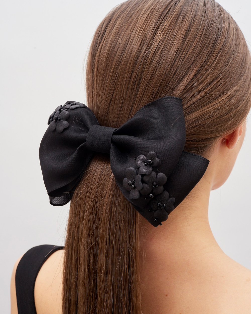 Бант из шелка с цветочным декором