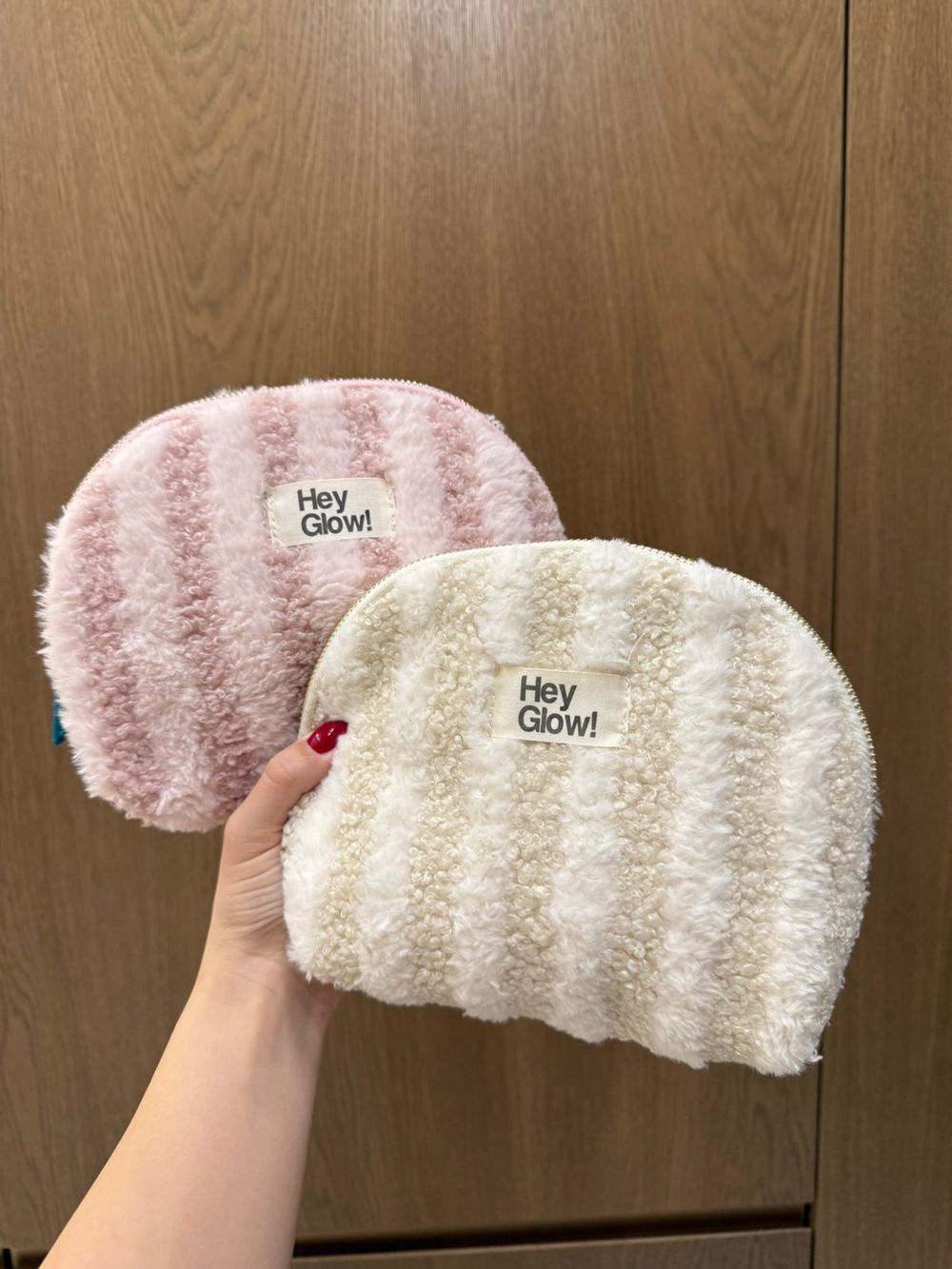 HEY GLOW  Плюшевая косметичка в полоску (коричнево-розово-молочную)