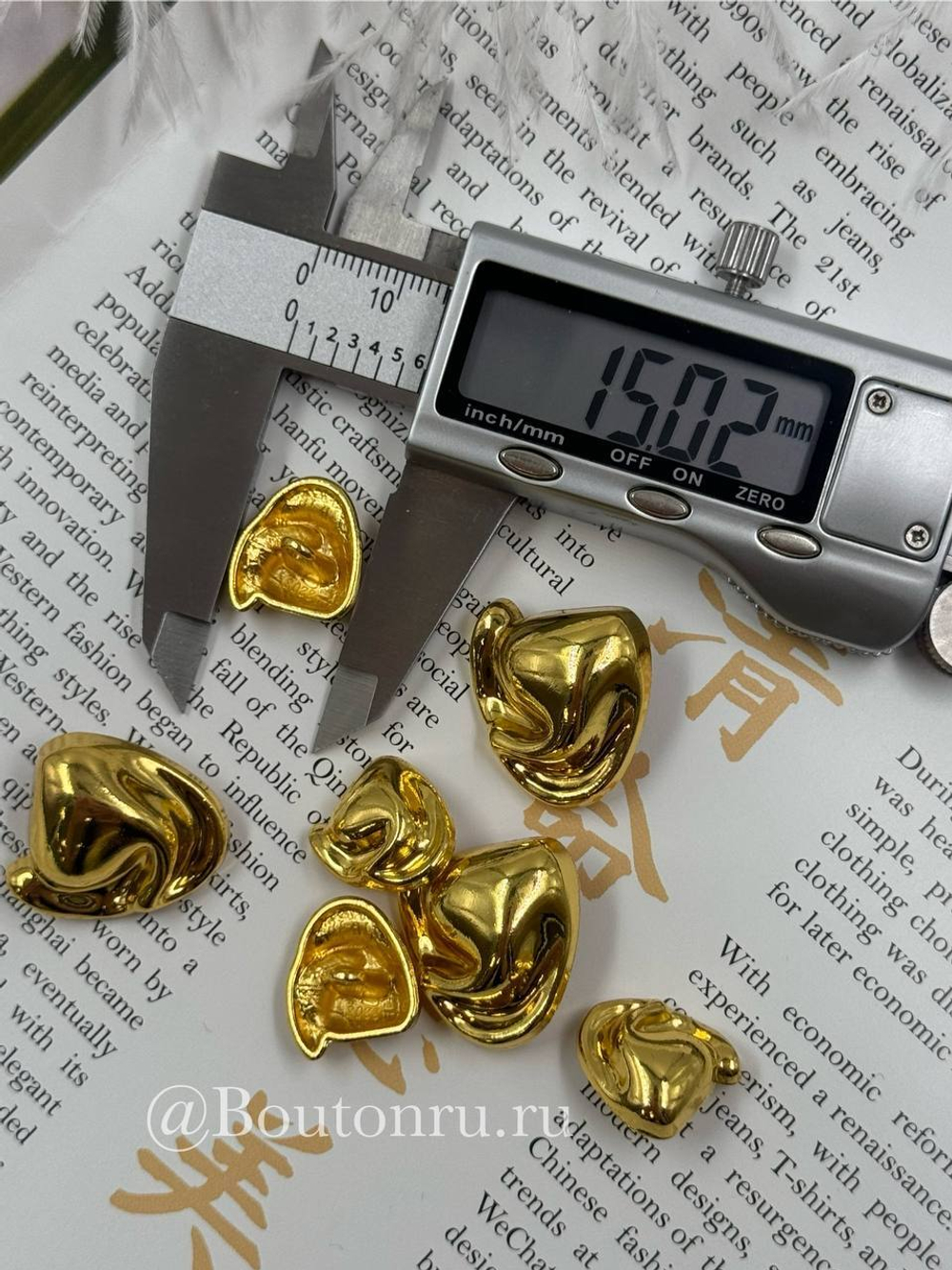 Пуговицы золотистые жатые в винтажном стиле