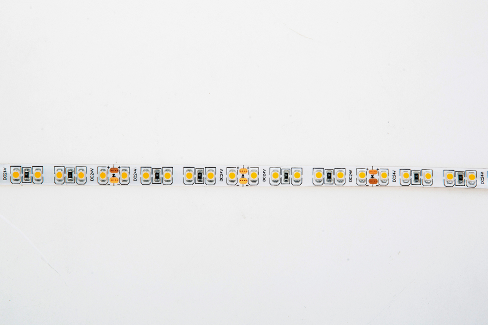 Лента светодиодная SMD тёпло-белая DC24V 9, 6W/m 3000K 600Lm/m 120д/м CRI>95 IP65,  упаковка 5 метров,  ширина 8мм,  высота 2мм,  самоклейкая