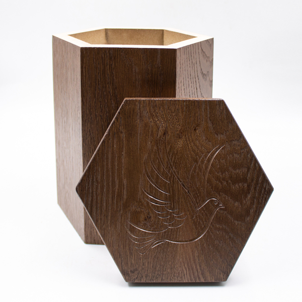 Урна для праха дуб темный Призма прямая с гравировкой "Голубь"