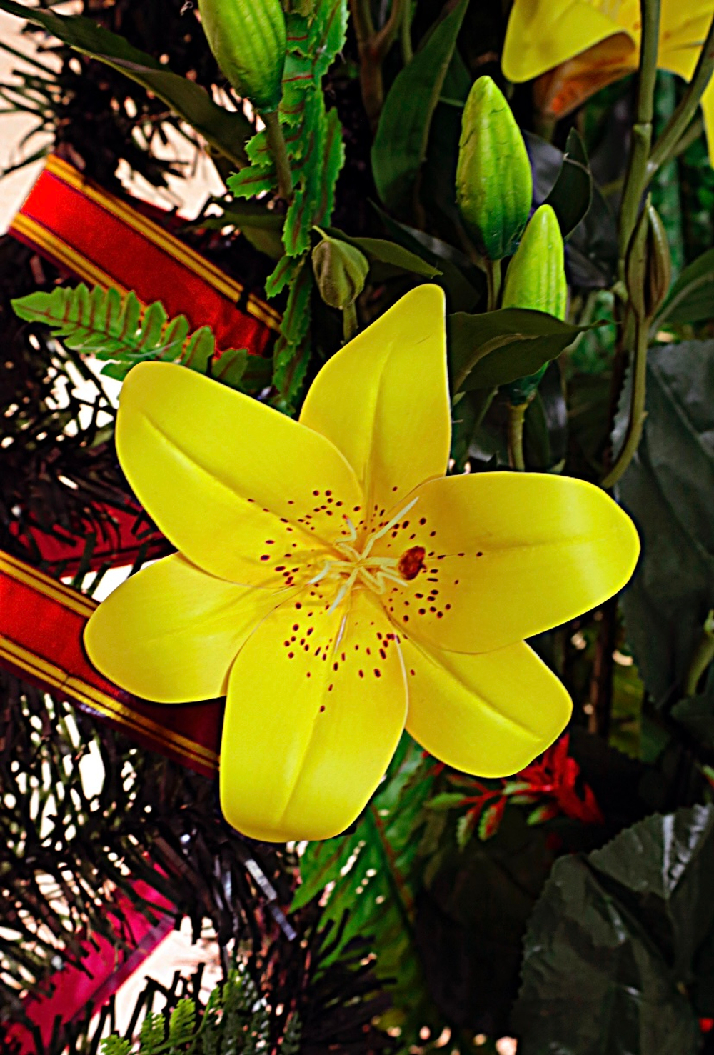 Венок ритуальный 110 см желтые лилии