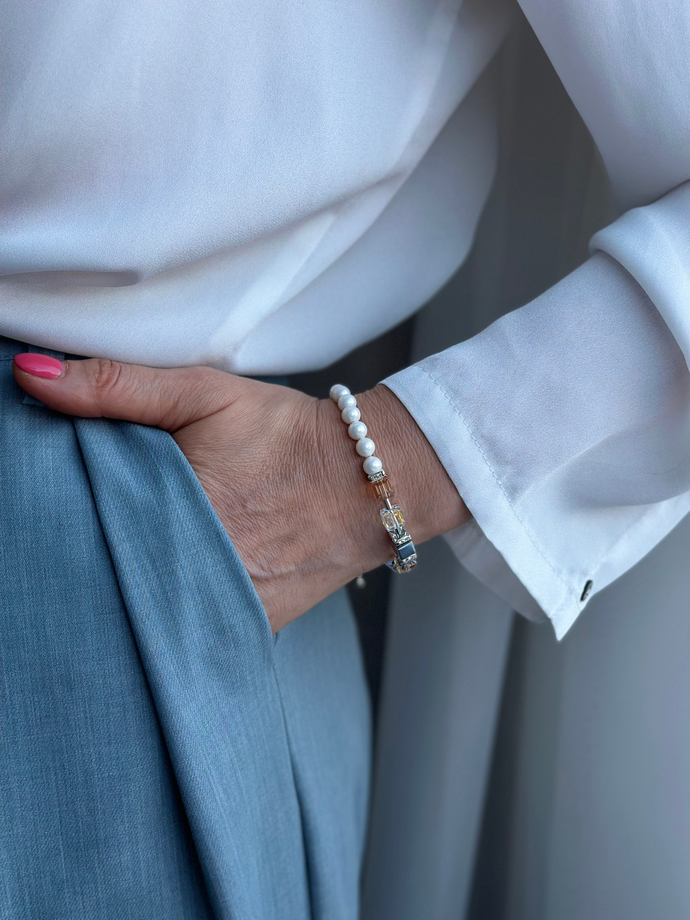 Браслет из телесных и прозр.кристаллов Swarovski, белого жемчуга Майорка и гематита, серебро