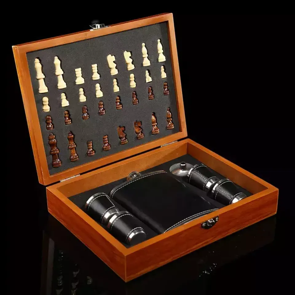 Набор 7в1 шахматы, фляжка 8 oz чёрный крокодил, 4 рюмки, воронка 3470687