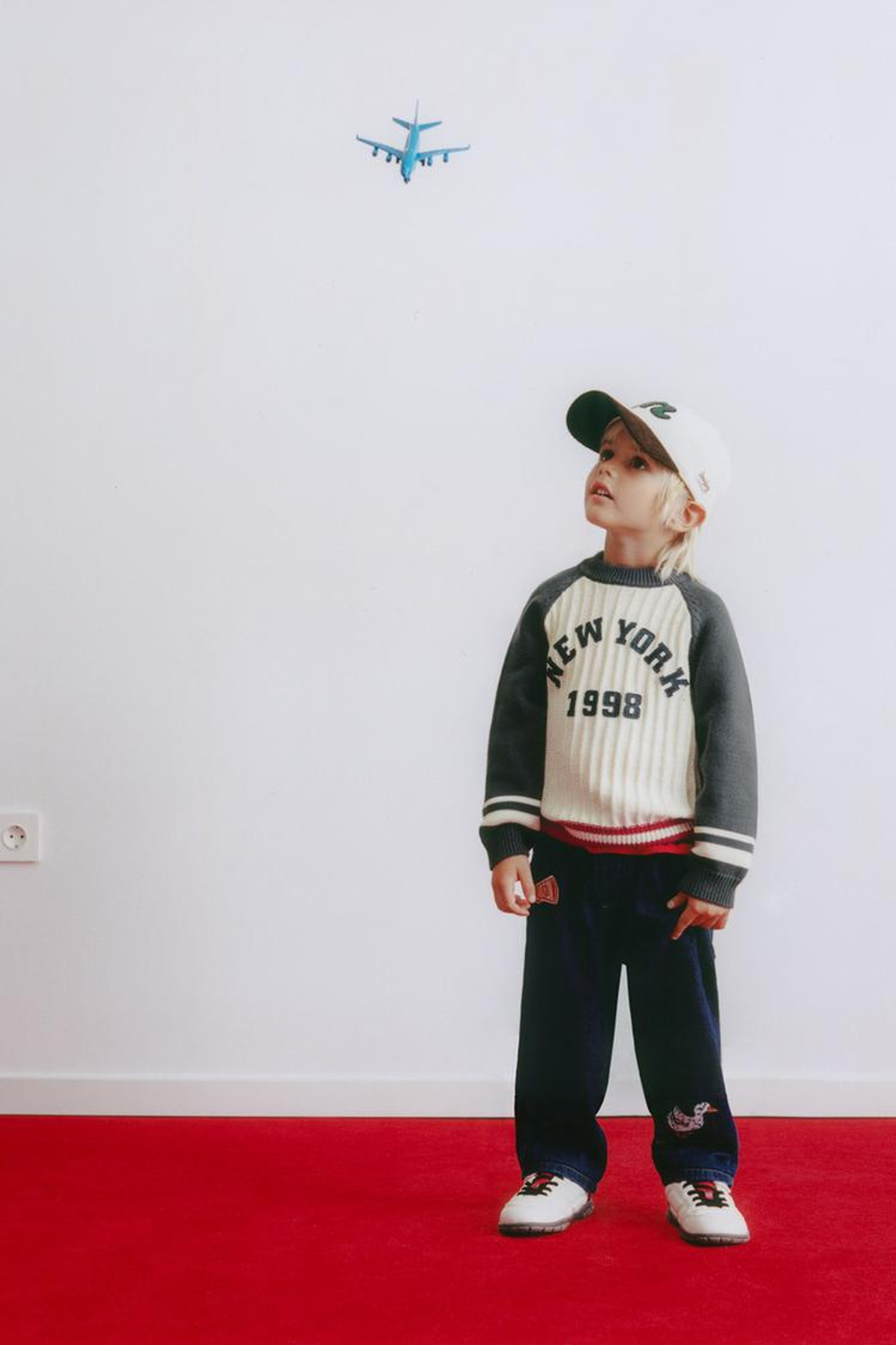 ZARA СВИТЕР С НАДПИСЬЮ, ЭКРЮ/ТЕМНО-СИНИЙ