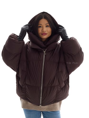 Объемный шоколадный пуховик со съемной манишкой-капюшоном