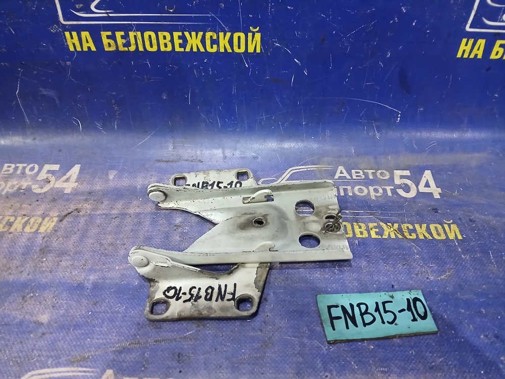 Петля капота правая NISSAN SUNNY 2000