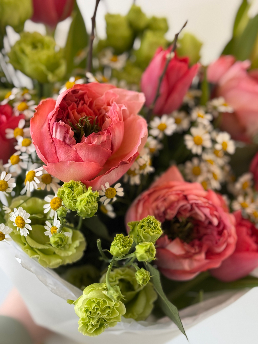 Весенний букет с лизиантусом, пионовидными розами и тюльпанами