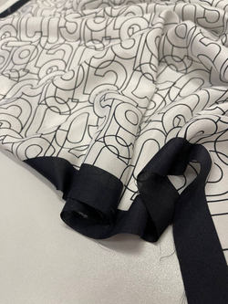 Платок-купон смесовый необработанный, плетение твил (Lacoste, 70%вискоза/30%шелк, 68*68, Жемчужный фон/черная надпись бренда и черная кайма по периметру платка, 54 гр/м2)