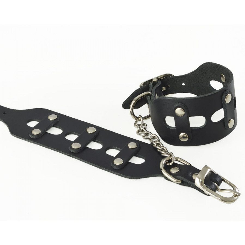 Черные кожаные наручники Цезарь с цепочкой на карабинах (Цвет: черный)