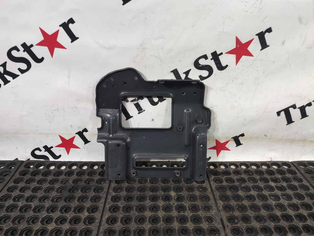 Кронштейн усилителя бампера левый