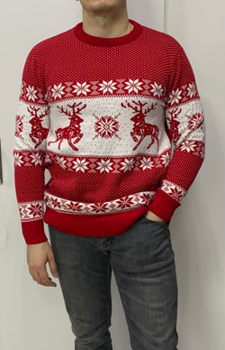 Красный теплый джемпер с изображением оленей