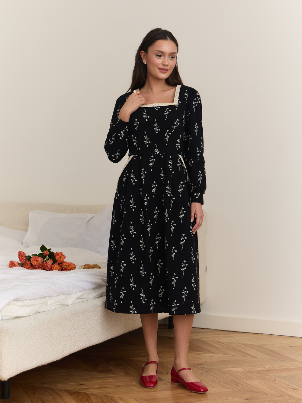 Платье с квадратным вырезом