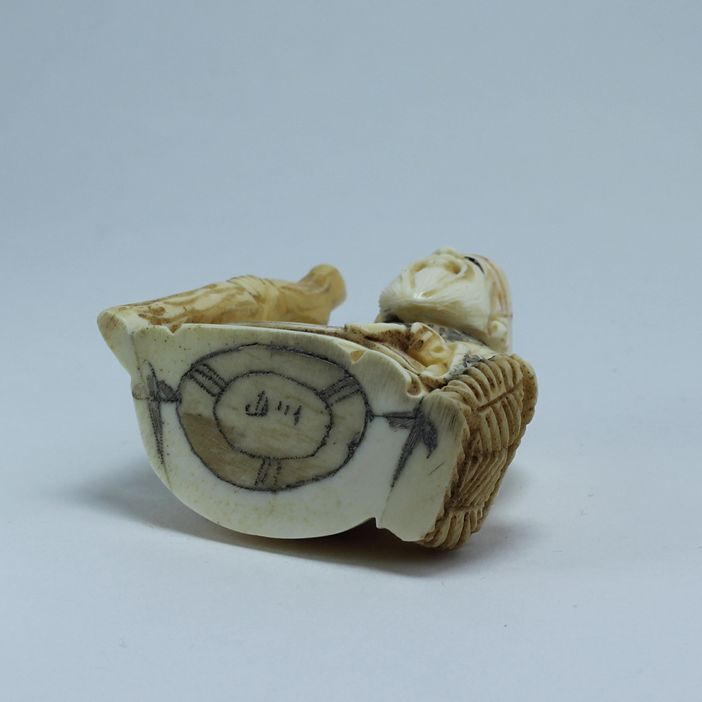 Эксклюзивная нэцкэ Дзюродзин с посохом и корзиной рыбы