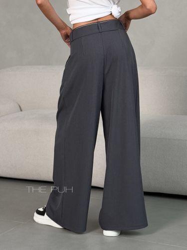 Широкие серые брюки с поясом и защипами