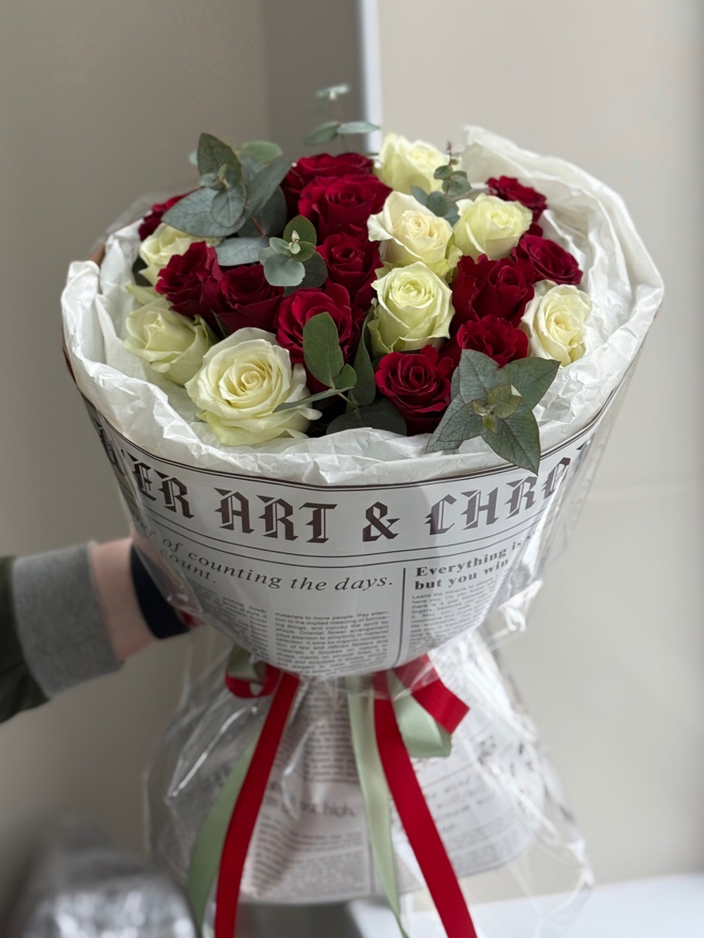 Букет с красными и белыми розами