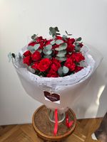 предзаказ - моно букет из кустовых красных роз и эвкалипта