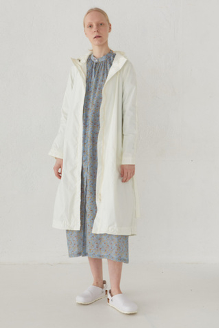 Плащ из мембраны молочного цвета