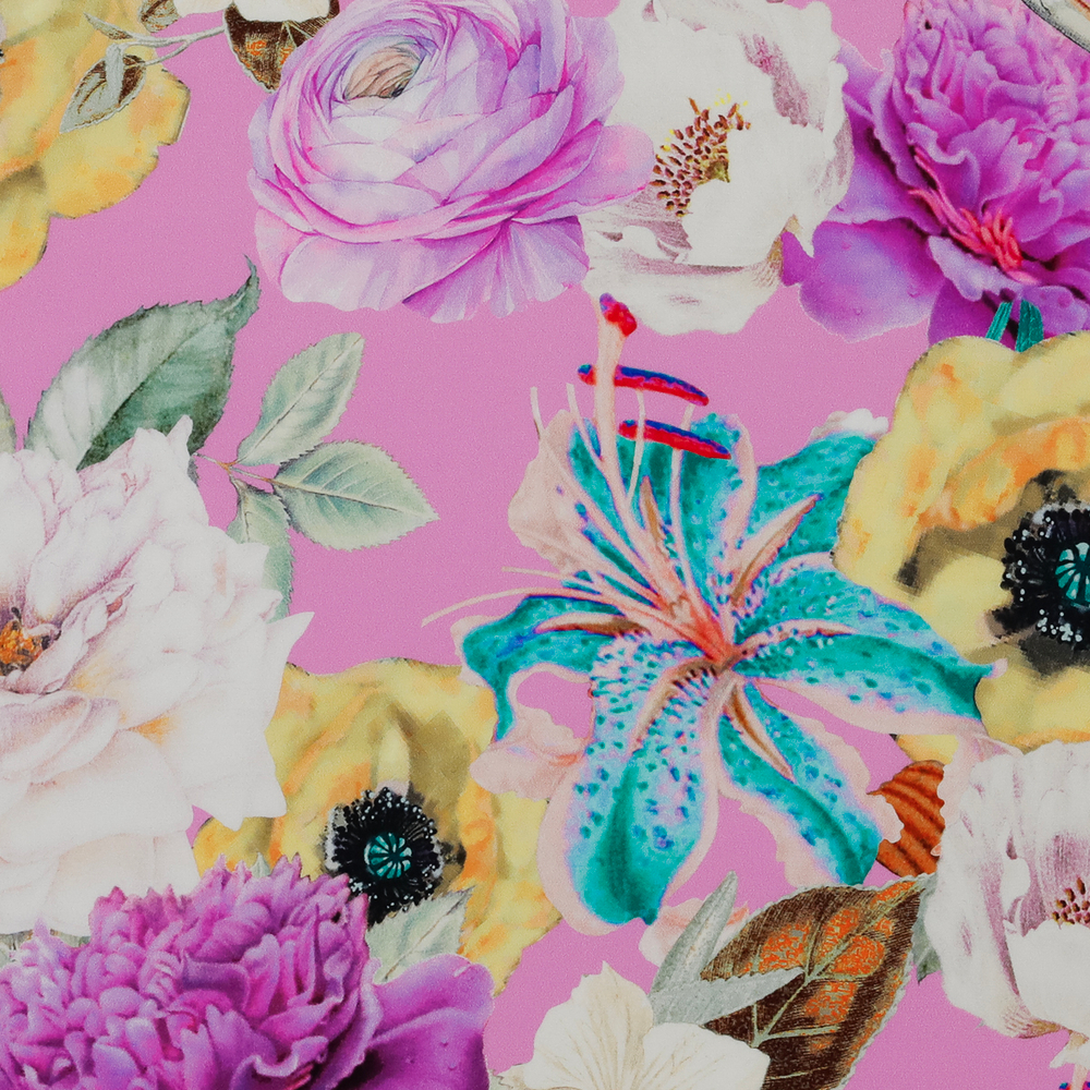 Шёлковый сатин с цветочным мотивом на нежно-розовом фоне