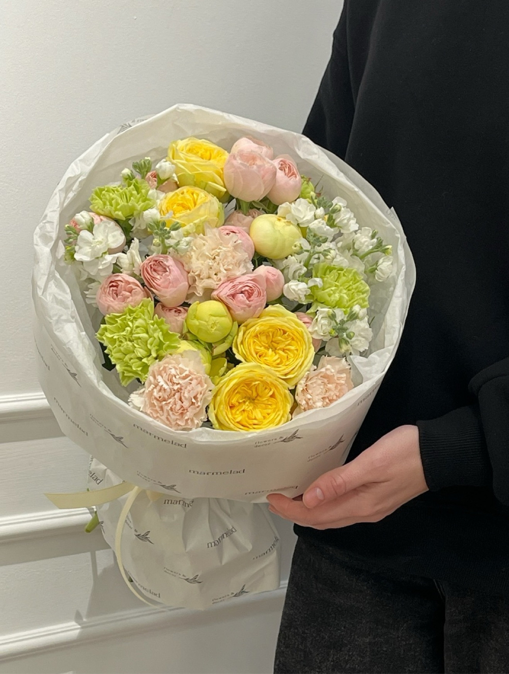 Букет из яркой кустовой пионовидной розы, маттиолы и диантусов