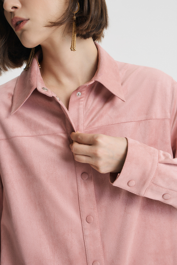 Рубашка из розовой экозамши