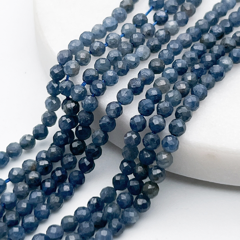 Корунд синий граненый бусины, размер около 3,4 мм, цена за отрезок 19 см (1/2 нити)