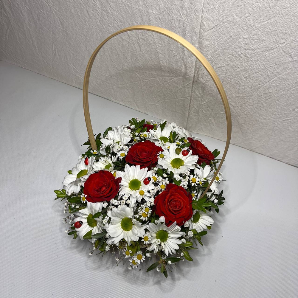 Корзинка с розой и хризантемой