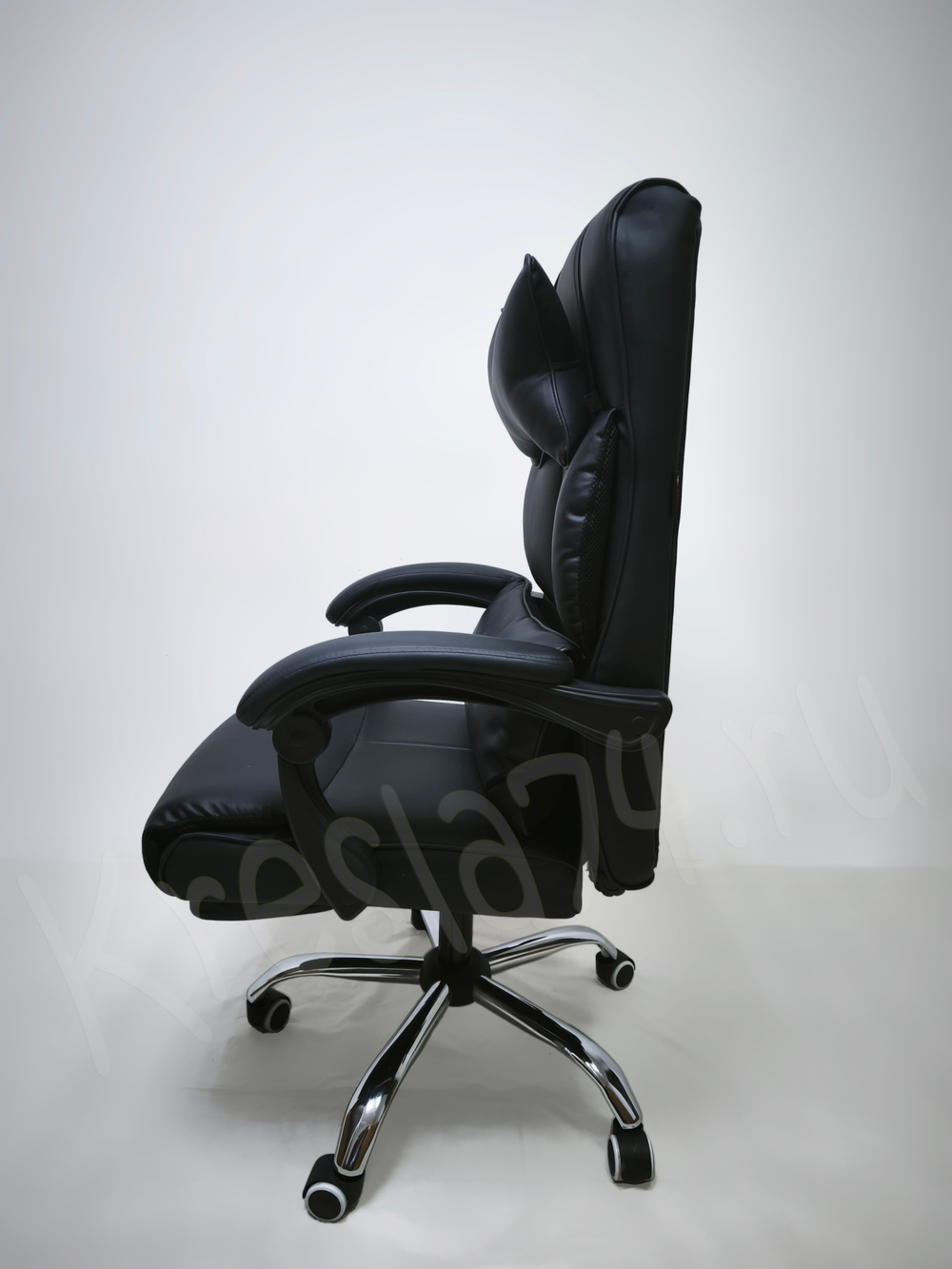 Кресло руководителя с подушкой. Черный цвет