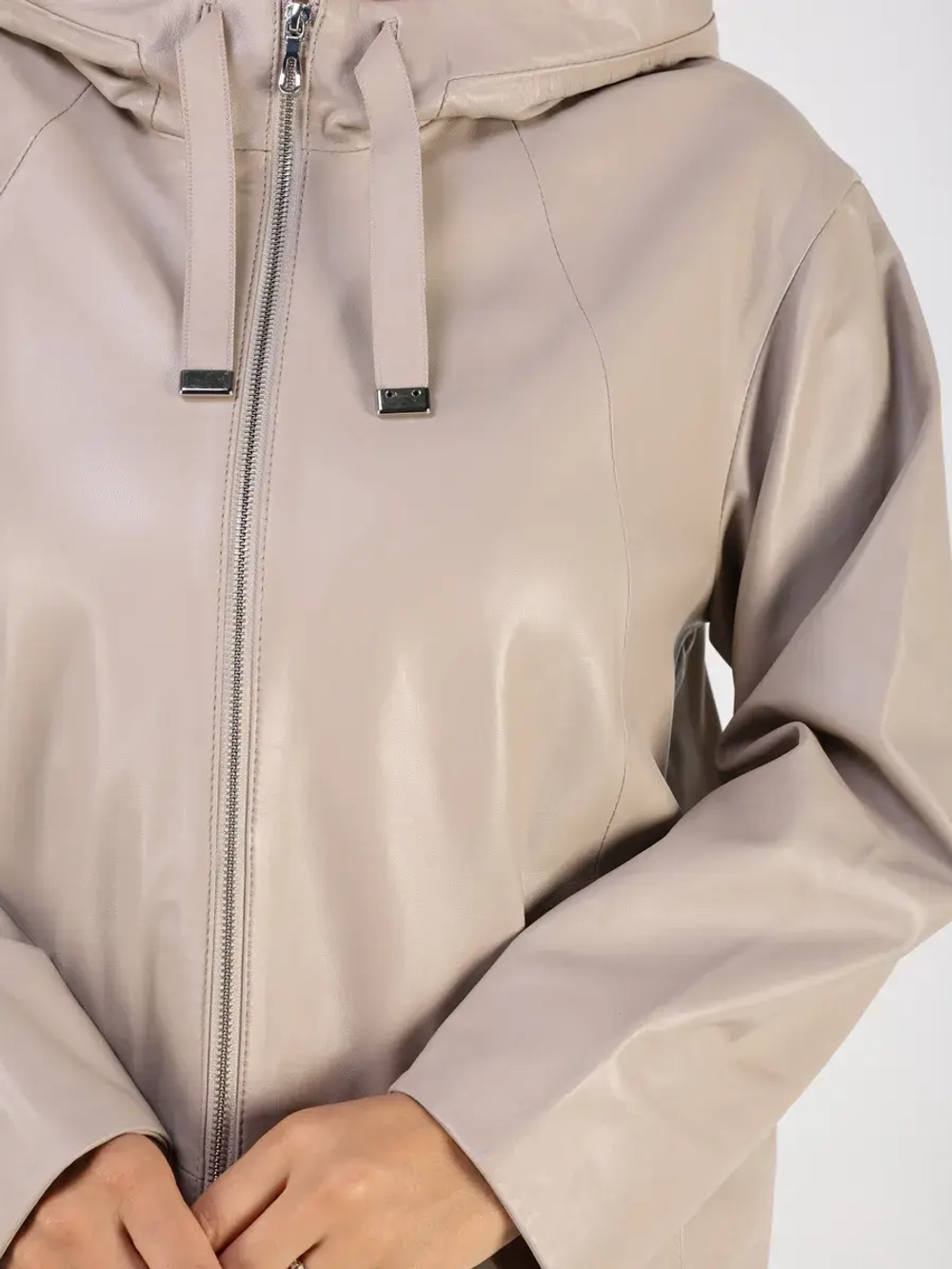 Кожаная куртка демисезонная с капюшоном