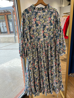 Платье оверсайз "Рюши" из штапеля-твила, яркие цветы на голубом