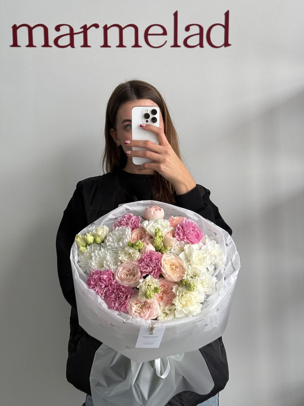 Букет из кустовых пионовидных роз, кустовых пионовидных роз и лизиантуса