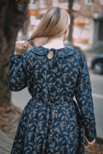 Винтажное платье-миди темно-синего цвета с цветочным принтом и длинными рукавами