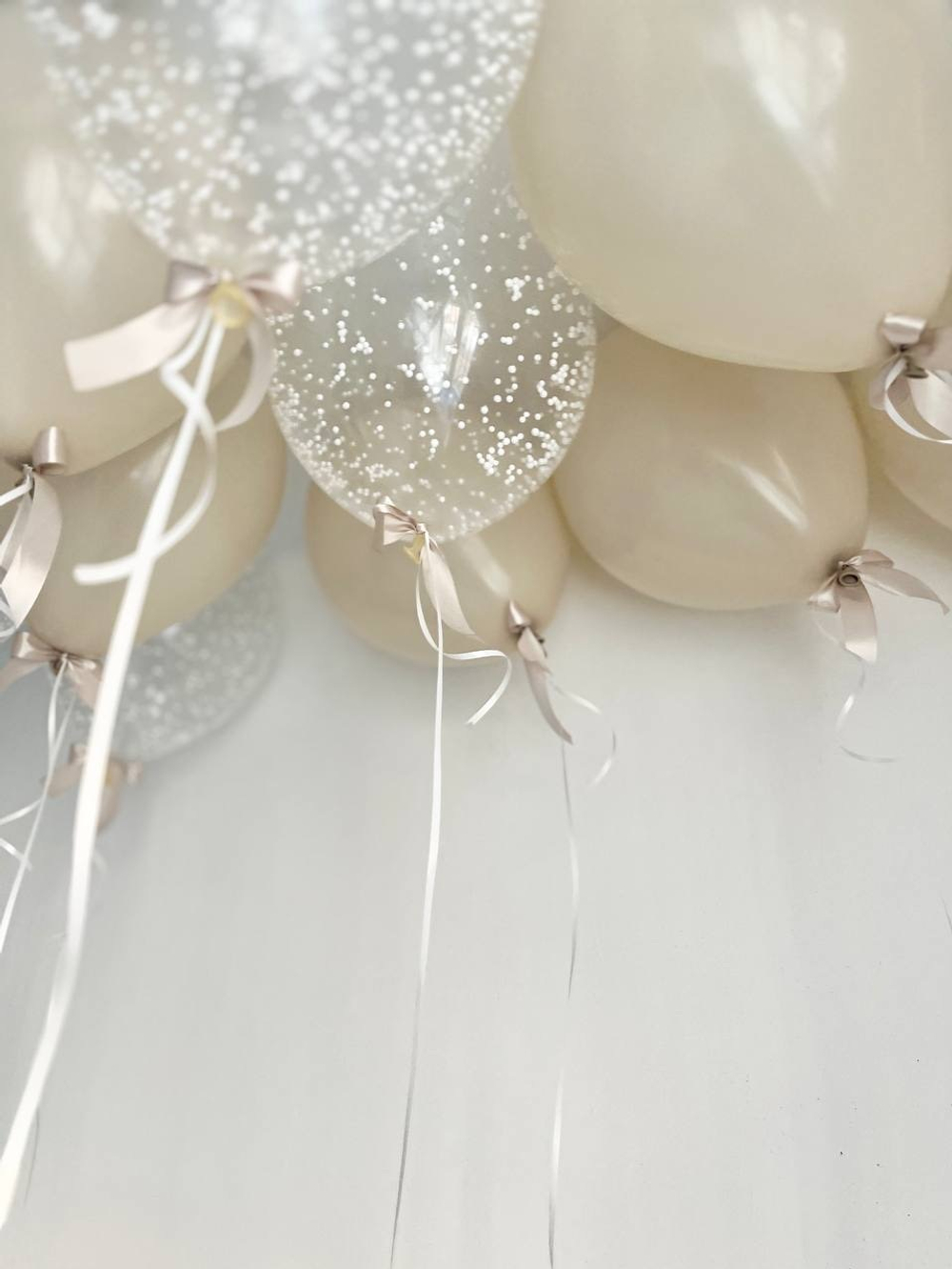 Бежевые воздушные шары под потолок №2874