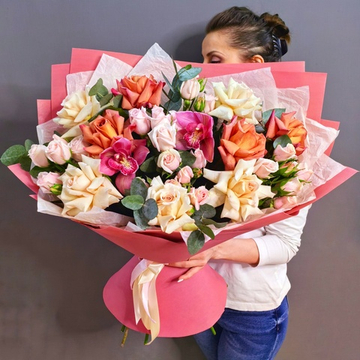 Букет из французских и кустовых роз